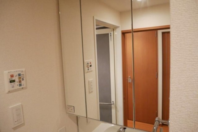 洗面設備　独立洗面台、朝の身支度には欠かせません