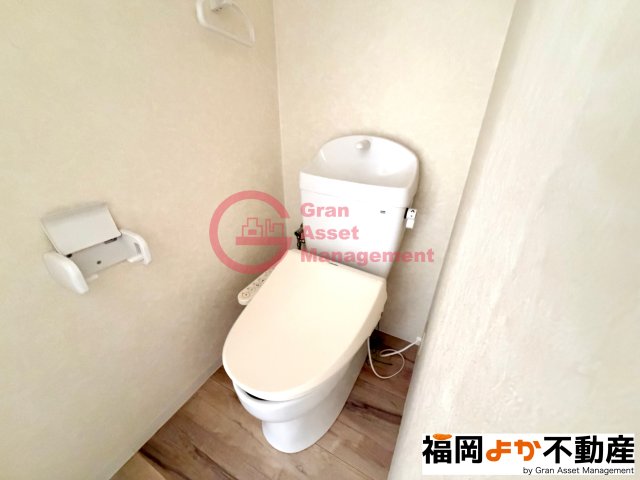 トイレ　落ち着いた色調のトイレです