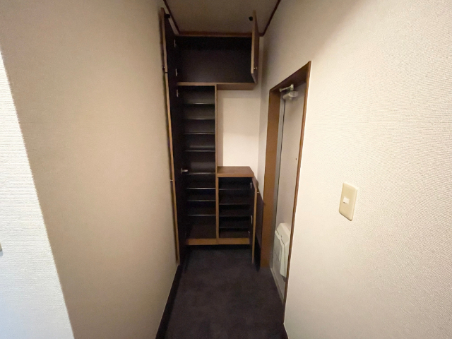 玄関　※室内写真は反転タイプサンプル写真。