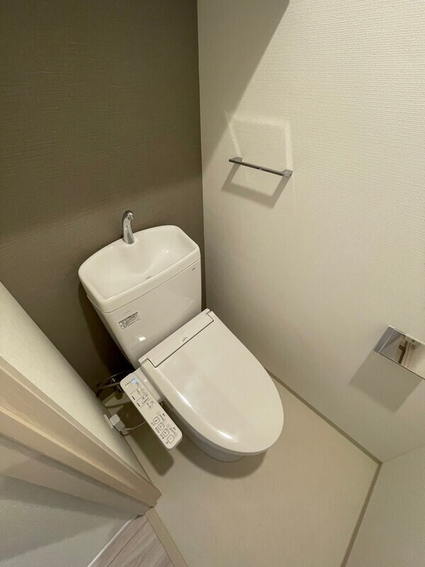 トイレ　落ち着いた色調のトイレです