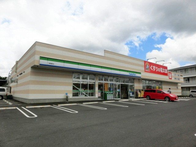 コンビニ　ファミリーマート（コンビニ）まで371m