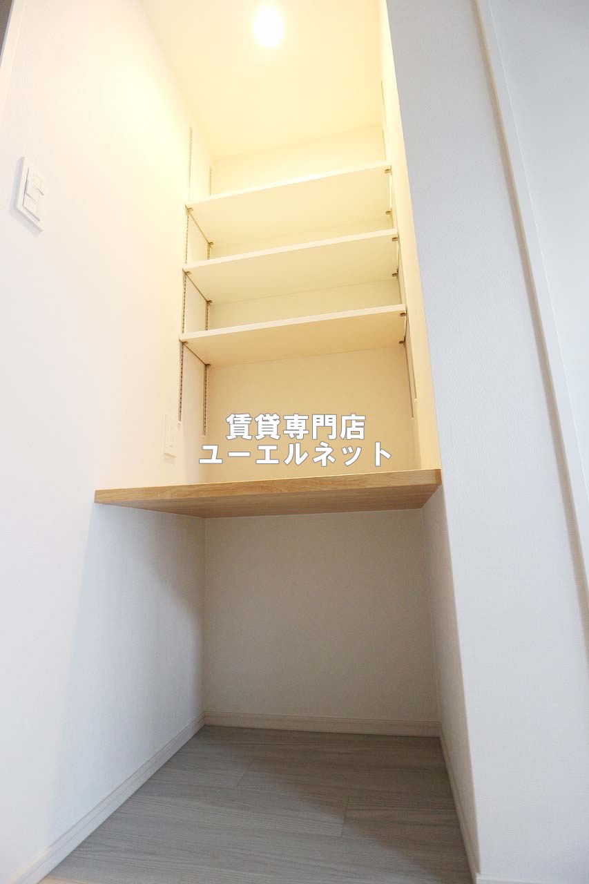 その他設備　デスク付きで趣味のスペースにも