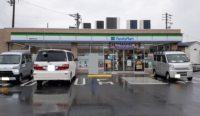 コンビニ　ファミリーマート（コンビニ）まで800m
