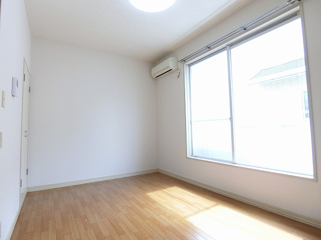 居室・リビング　南西向き洋室6.2帖☆バルコニーに繋がるお部屋です！エアコン