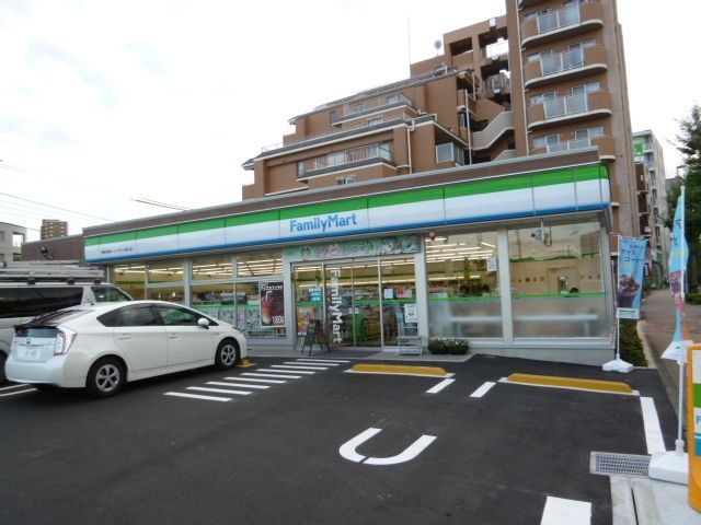 コンビニ　ファミリーマート（コンビニ）まで352m