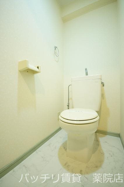 トイレ　画像は別号室の為、参考写真になります。