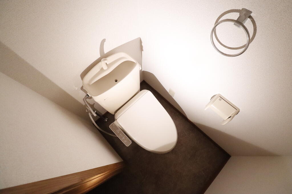 トイレ　温水洗浄便座付きのトイレです♪