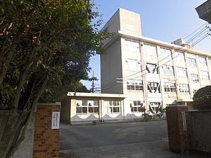 中学校　福岡市立席田中学校（中学校）まで944m