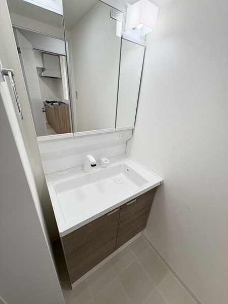 洗面設備　※写真は同じマンションの違う部屋のものになります。反転タイプ