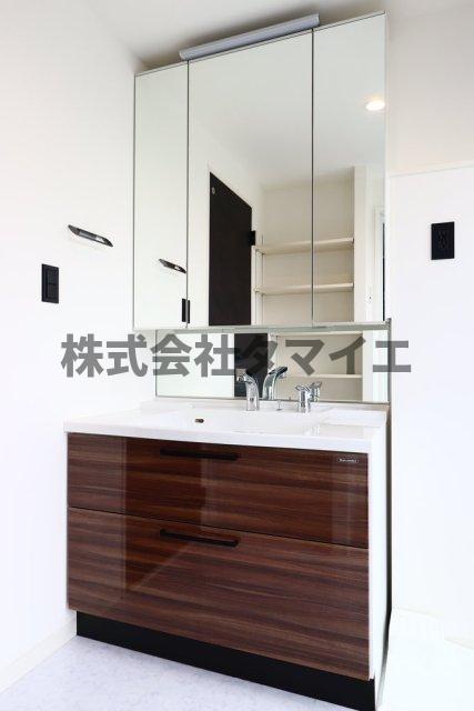 洗面設備　独立洗面台、小物を置くことができて便利です