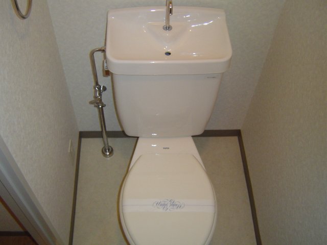 トイレ　同物件、別号室のものです。