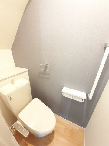 トイレ　落ち着いた色調のトイレです
