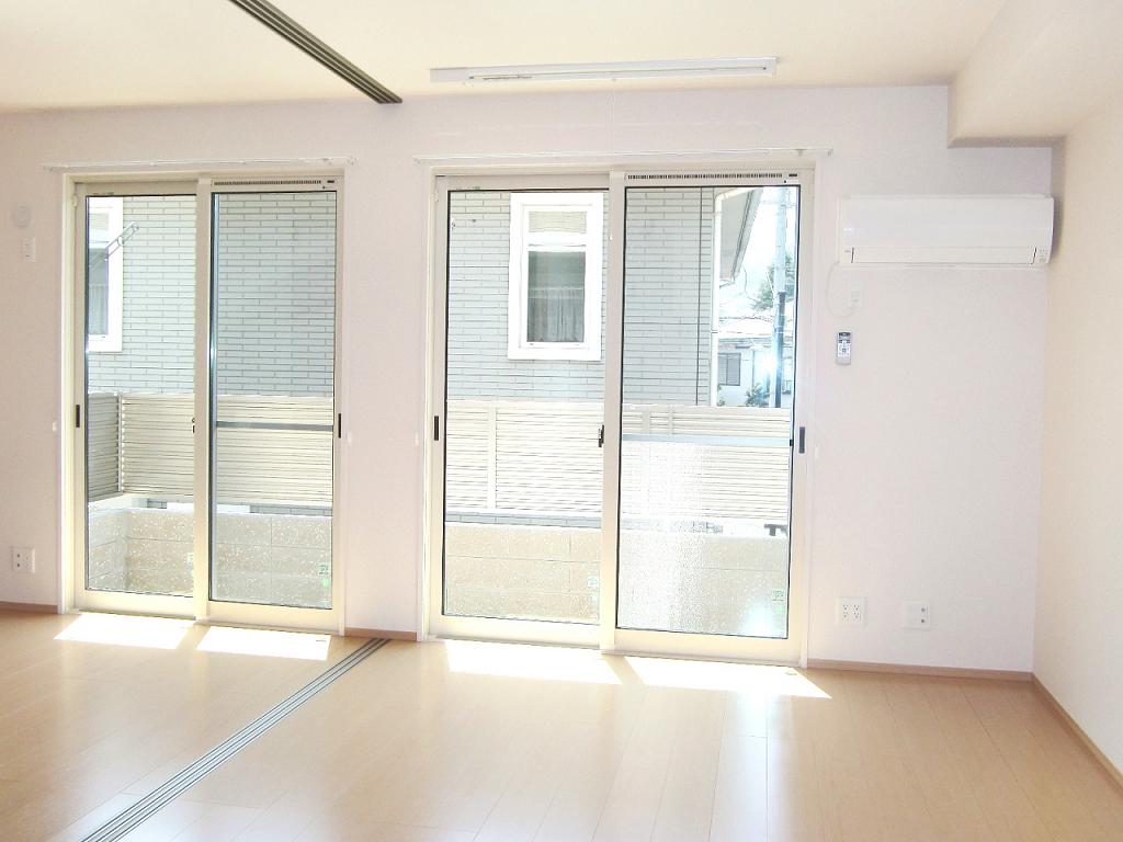 居室・リビング　※同建物の類似写真となります。