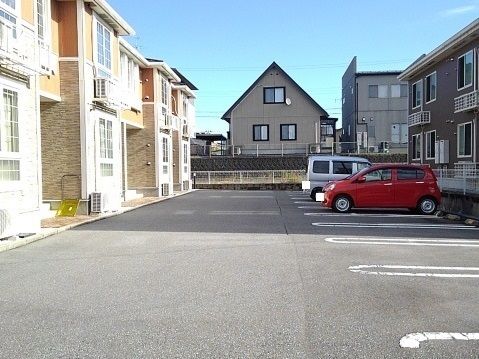 駐車場　駐車場があるので、車を買う予定の方も安心です