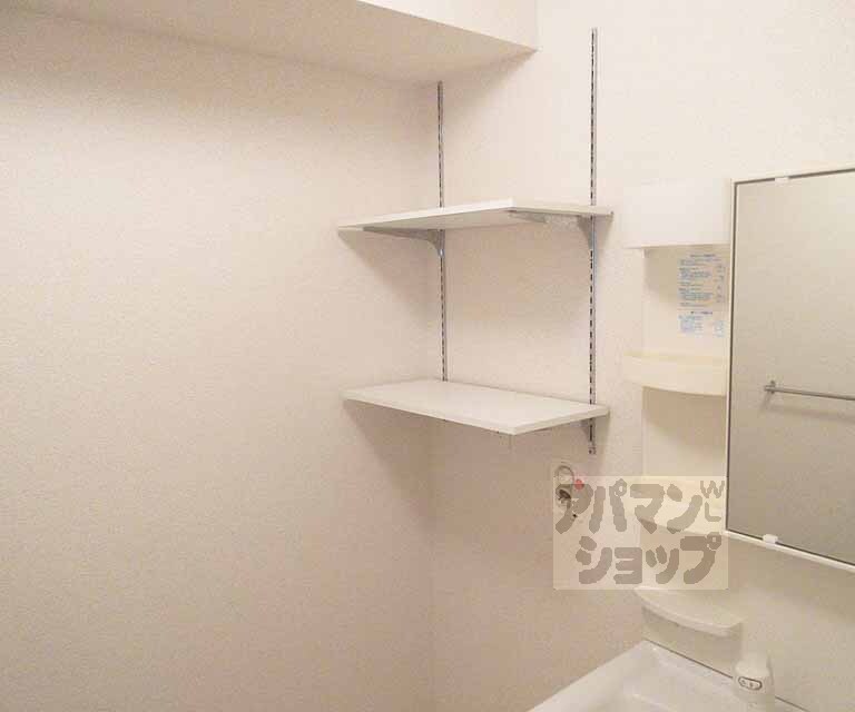 洗面設備　ちょっとの棚が嬉しいですね