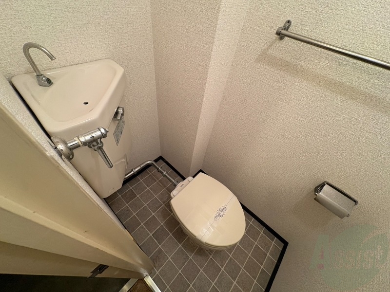 トイレ　こちらはトイレです。清潔感があり、安心して使用できます。
