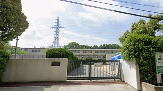 小学校　吹田市立佐竹台小学校（小学校）まで685m