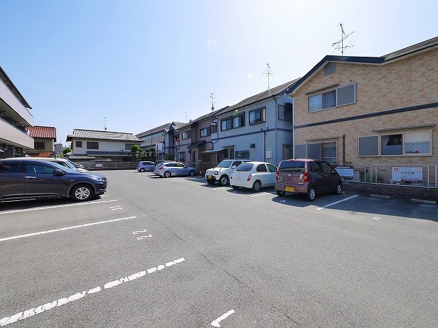 駐車場　駐車場があるので、車を買う予定の方も安心です
