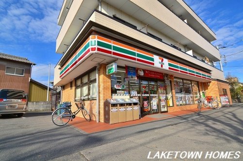 コンビニ　セブンイレブン埼玉吉川南店（コンビニ）まで576m