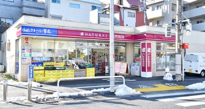 コンビニ　ナチュラルローソン NL世田谷弦巻三丁目店（コンビニ）まで849m