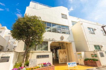 小学校　新宿区立戸塚第三小学校（小学校）まで443m
