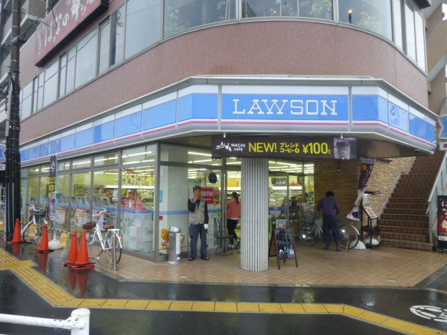 コンビニ　ローソン足立六町駅前店（コンビニ）まで364m