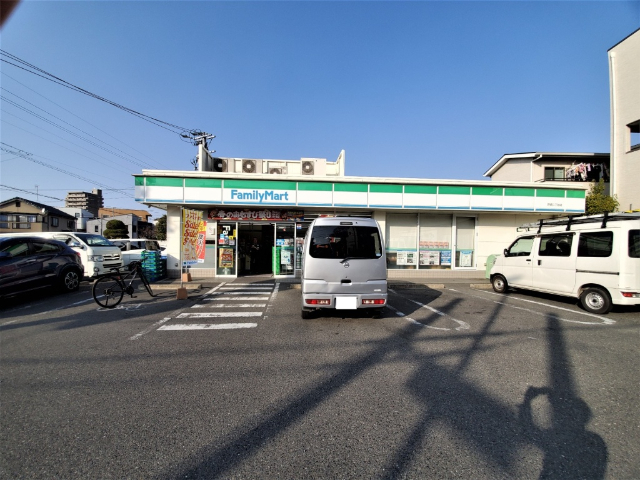 コンビニ　ファミリーマート（コンビニ）まで100m