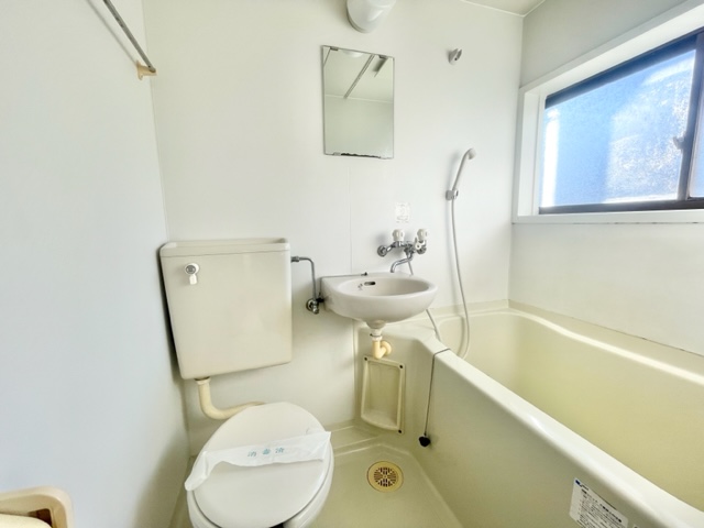 トイレ　別部屋の写真になります イメージとしてご覧ください