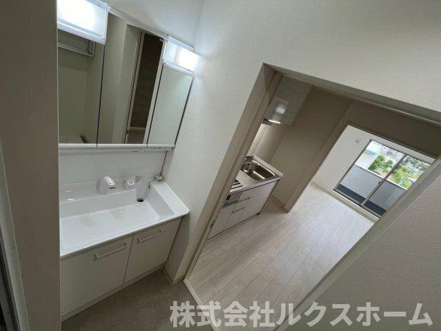 洗面設備　明るい洗面所です