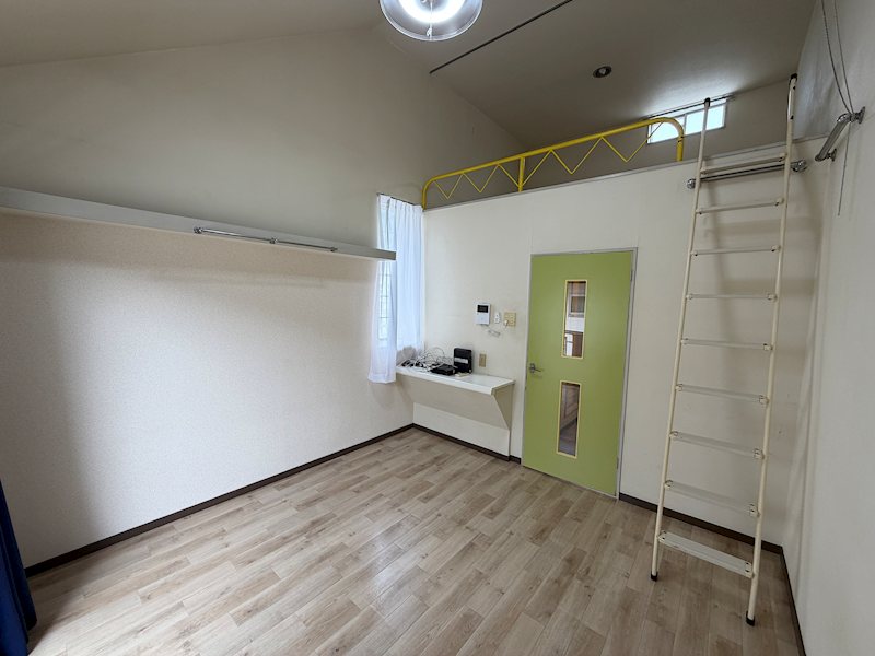 居室・リビング　角部屋で窓付き！お部屋は明るくなっております☆