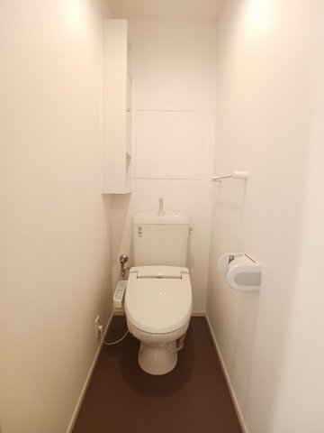 トイレ　落ち着いた色調のトイレです