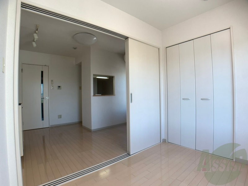 その他部屋・スペース　寝室はこちらです。光が差し込む、温かみのあるお部屋です。