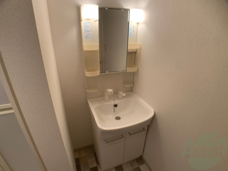 洗面設備　独立洗面台です。大きくてよいですね。シャンプーもできます。