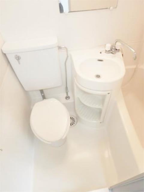 トイレ　バストイレ一緒でお掃除も楽です