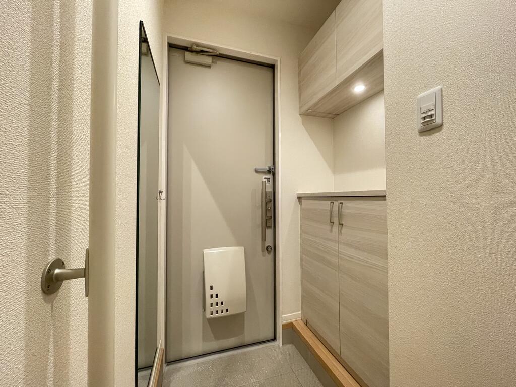 玄関　※居住中の為前募集時の又は別号室の写真を使用しております。