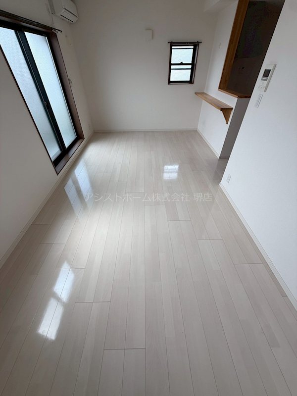 シャイロ205堺東の居間写真