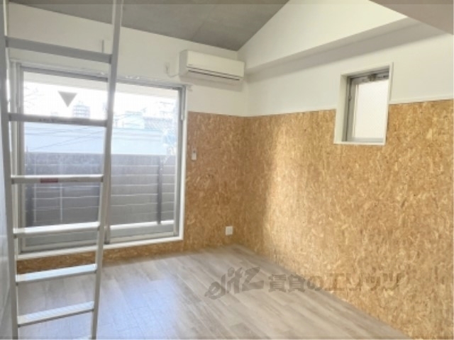 ドーリアNIJO駅東の居間写真