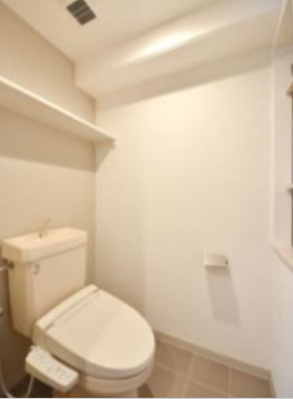 トイレ　落ち着いた色調のトイレです