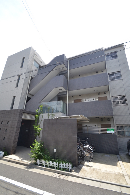 建物外観　住宅街に建つマンション