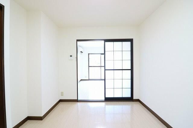 ＪＲ東海道本線 島田駅 バス乗車時間：45分 最寄りバス停で下車 徒歩12分 2階建 築33年の居間写真