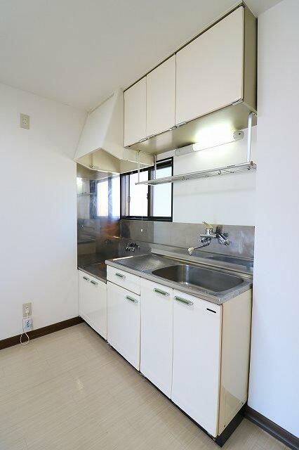 ＪＲ東海道本線 島田駅 バス乗車時間：45分 最寄りバス停で下車 徒歩12分 2階建 築33年のキッチン写真
