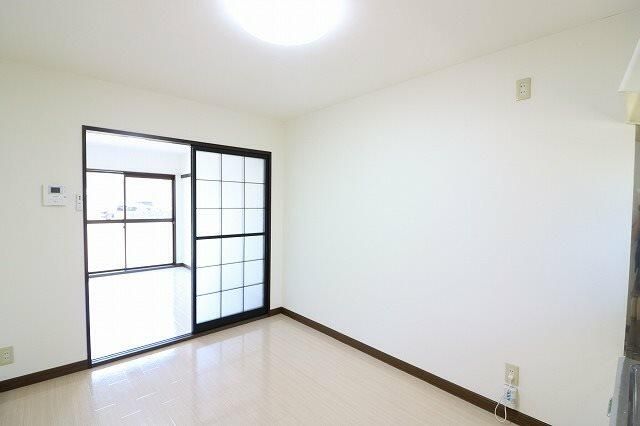 ＪＲ東海道本線 島田駅 バス乗車時間：45分 最寄りバス停で下車 徒歩12分 2階建 築33年の居間写真