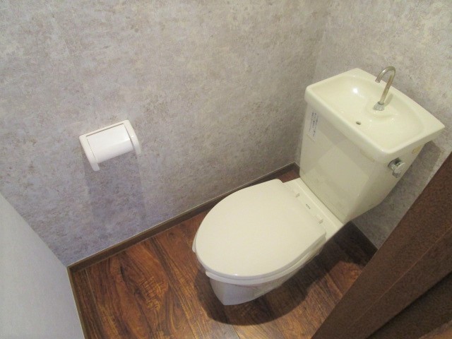 トイレ　別号室の参考写真になります。