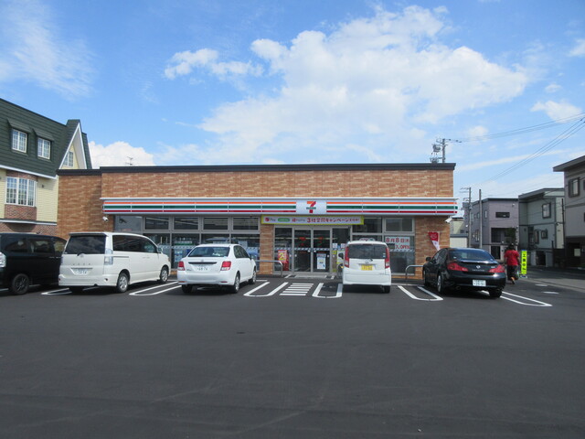コンビニ　セブンイレブン札幌北32条東8丁目店（コンビニ）まで242m