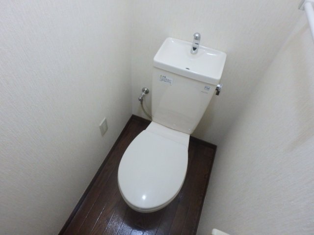 トイレ　落ち着いた色調のトイレです