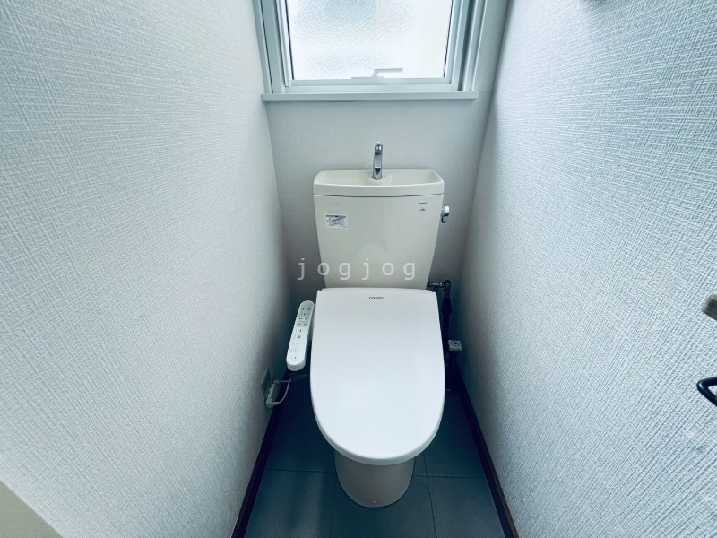 トイレ　嬉しい温水洗浄便座付きのトイレです。