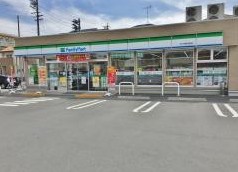 コンビニ　ファミリーマート 中川富川町店（コンビニ）まで542m