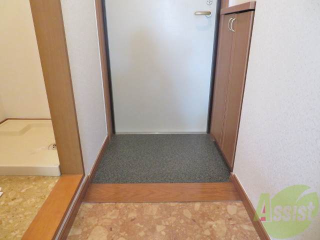 玄関　コチラは玄関です。お靴も収納出来ますので快適ですよね。
