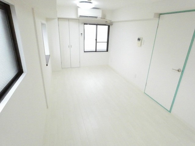 パールハイムアビコの居間写真
