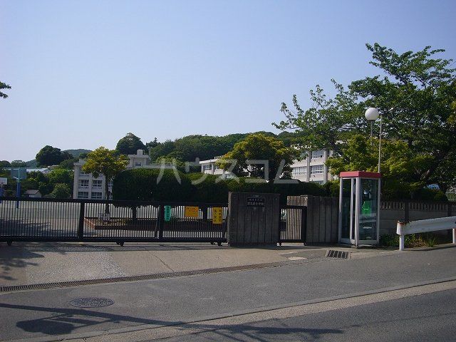 小学校　横須賀市立津久井小学校（小学校）まで990m